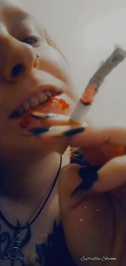 Estrella Steam: Ragazza che fuma da vicino