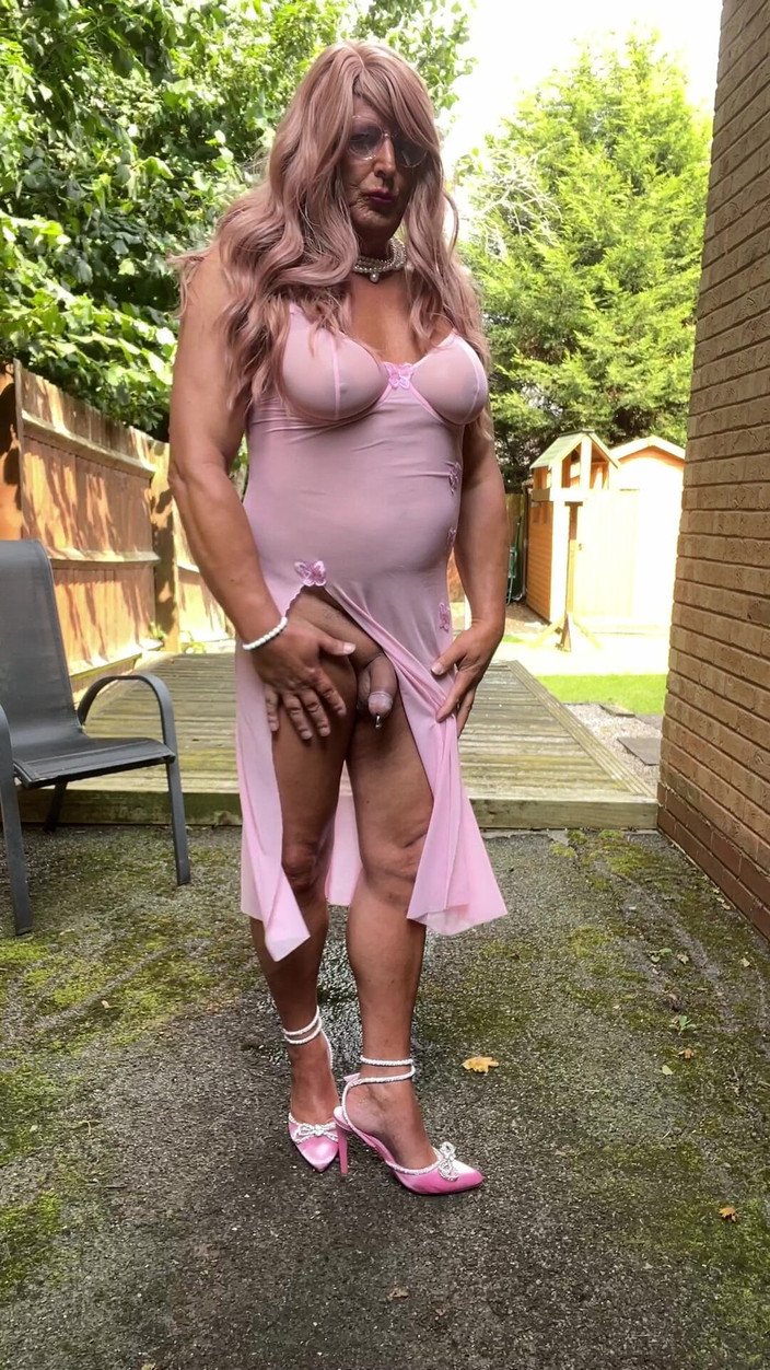 Kellycd2022: Seksi travesti kellycd2022 pembe elbiseli ve topuklu seksi orta yaşlı...