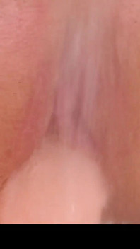 Hot miLF si masturba nella vasca da bagno con un grosso dildo nella figa e un soffione sul clitoride