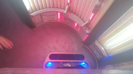 Putarankahotmilf: Striptis dan kencing dalam solarium