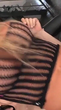 Trojka s blonďatou děvkou s pevnými prsy má natažený zadek a kundičku