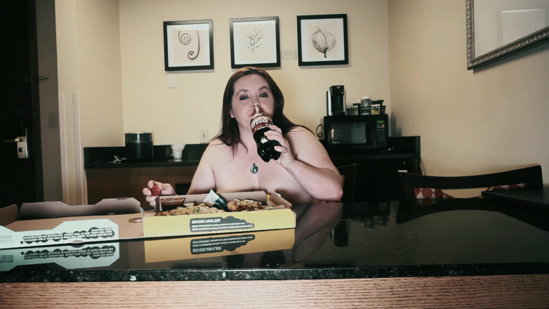 SexyNEBBW: Pizza grows my belly and ass
