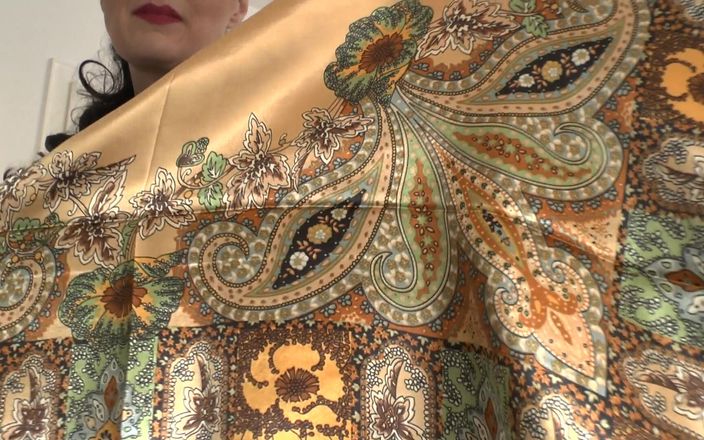 Lady Victoria Valente: Satijnen hoofddoek modeshow, satijnen hoofddoek en leren jas, Joi Lady...