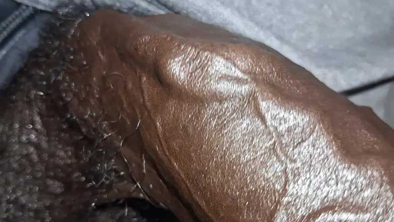 Chocolate Meat Stick: Une grosse noire juteuse et huileux non circoncise se caresse...
