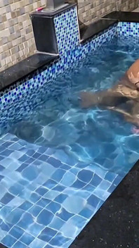 Przybrana siostra przyłapuje przyrodniego brata wąchającego majtki i pieprzy go