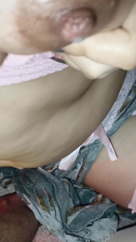 Cewek sange ini lagi asik muasin memeknya pakai vibrator sambil mencambuk toket besarnya pakai vibrator