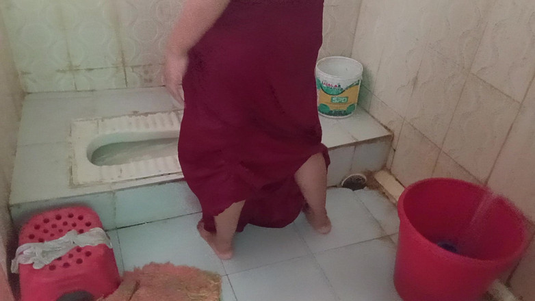 Sumahomesex: Bhabhi thay váy trong nhà vệ sinh, tôi quay video...
