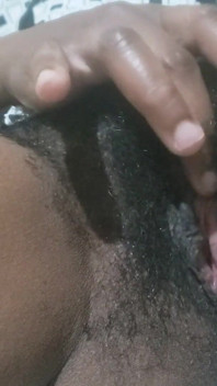 Porno cu amatoare cu pizdă umedă care se fute cu degetul și țâțe oferă o excitare senzuală irezistibilă