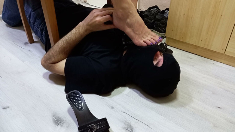 Worshipped by Alex: Adoration des pieds sur le sol