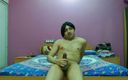 Cute &amp; Nude Crossdresser: Travestit nud pervers care își masează pula, sfârcurile și ejaculare pe pat.