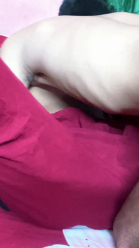 Bella ragazza che lavora che scopa duro in casa al momento di lavoro ha il proprietario