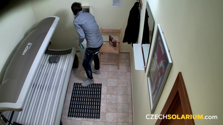 Czech Solarium: Solarium checo 39: nena de pelo oscuro se desnuda y muestra...