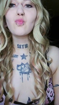 Blondă alternativă sexy burping