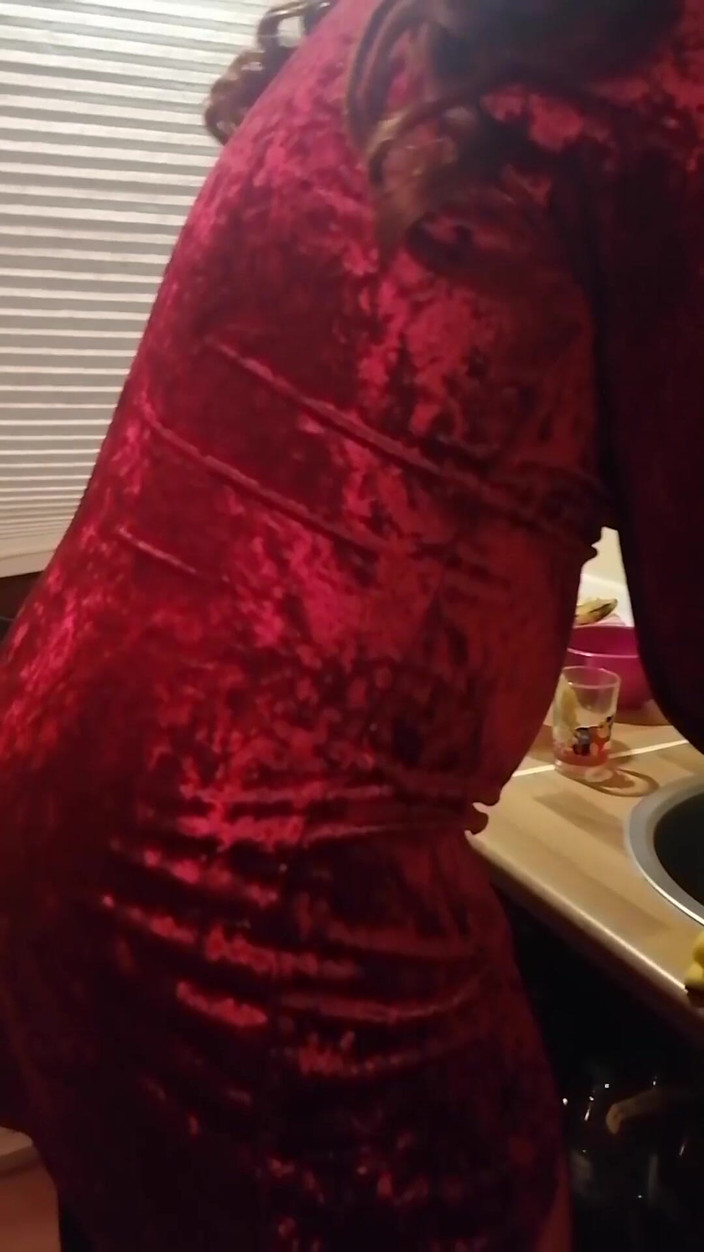 Mike Vonberg: 아름다운 창녀와 함께 새해를 축하하는 건 참 좋지 않니?, 짧은 드레스에 팬티 없이 말이야.