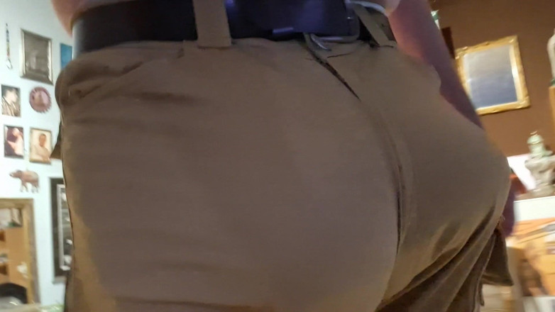 Monster_Meat_: शॉर्ट्स में फैट बॉबल