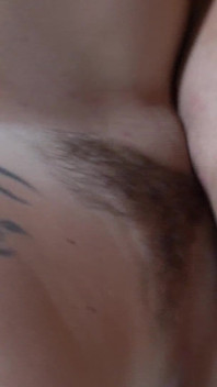 Steamy lesbisches tribbing - zwei mädchen, die ihre nassen muschis zu intensiven orgasmen reiben