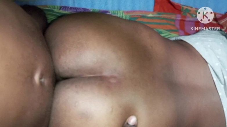 Nenika: Disfruté follando a mi hermanastra al estilo perrito.