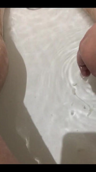 Éjaculation en duo dans un bain