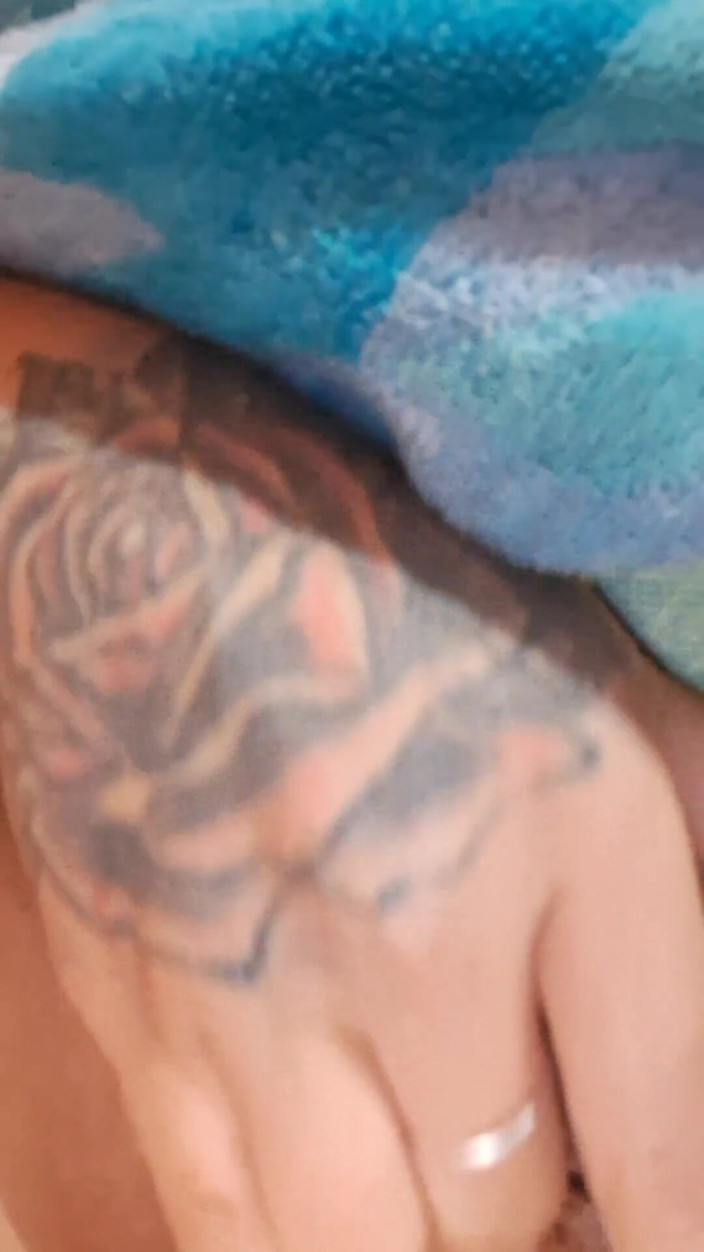 Noemileon: बड़े स्तनों वाली चिली की शौकिया लैटिना मॉडल अपनी चूत के साथ खेल रही है