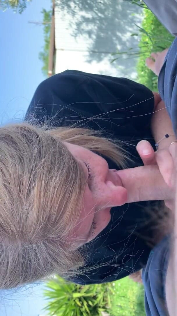 Timidastella: Kouření a hluboké kouření venku od blonďaté sexy zralé manželky...