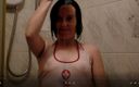 Horny vixen: Verpleegster neemt een douche