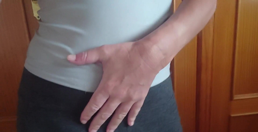 Natalie K: Wank nade mną, jak palcuję moje ciasne opuchnięte cipki spodniami...