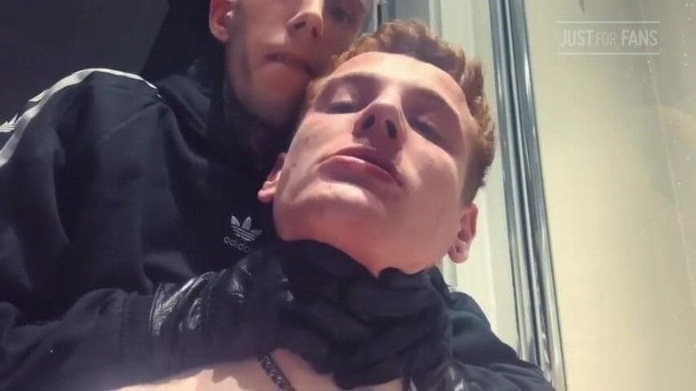 Claude Nikotine: Twink a Mistr - ponížení chcaní na záchodě