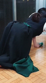 Beierse fantasie - latina in een dirndl, natte en rommelige huisreiniging