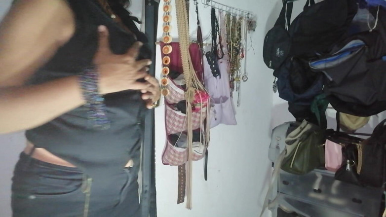 Tina Baby: Club milf se prepara para vestirse con mak