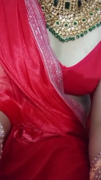 Ấn Độ đồng tính crossdresser dưới gaurisissy thực xxx làm tình tại nhà trong saree đỏ với jwellery nặng