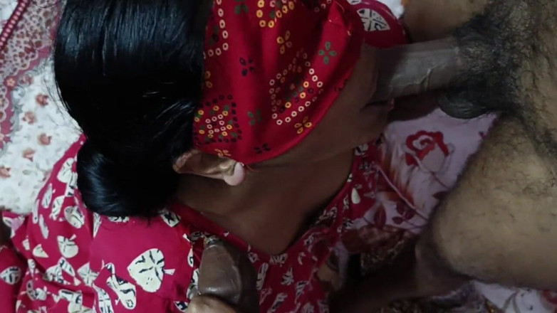bengalihousewife: Индийская бенгальская домохозяйка Boudi сосет двойной член