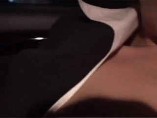 Out Sexxx: ผู้หญิงไม่รู้จักอาย โชว์หีและขาในสวน