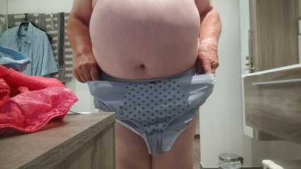 Karlchengeil: Špinavé kalhoty manželky