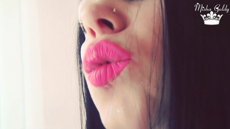 Goddess Misha Goldy: Son môi màu hồng neon