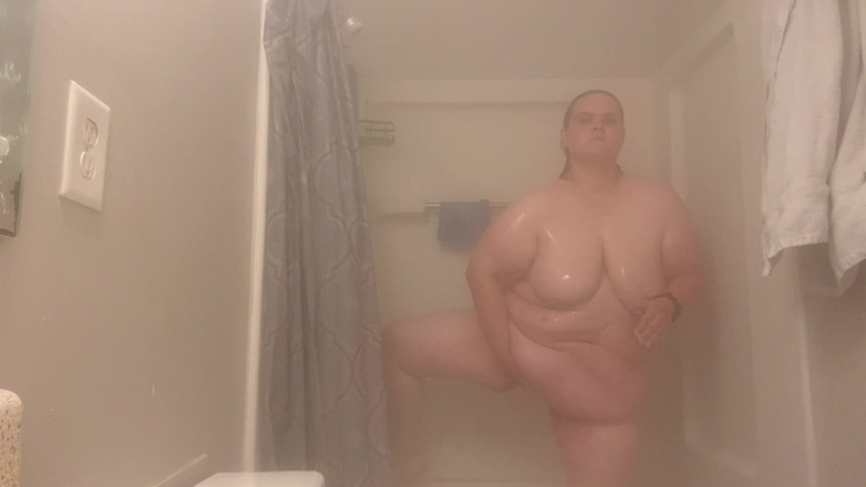 Fat Goddes: Une grosse salope prend une douche torride et joue avec...