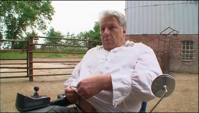 Absolute BDSM films - The original: Prsatá dívka prsa mačká připoutané na farmě