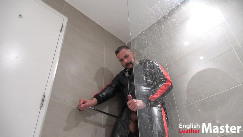 EnglishLeathermaster: डैडी बिना खतना वाले लंड से पेशाब करते हैं