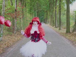 Cumbizz: Holandesa adolescente de Halloween engole cada carga de porra