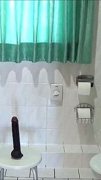 MILF hamba mengongkek dirinya dengan dildo raksasa