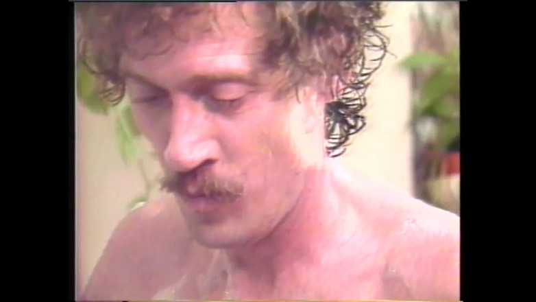 Vintage Usa: 毛深い猫を持つセクシーな巨乳熟女がモンスターコックヴィンテージと体に射精した泡で浴槽で犯されました