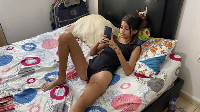 SaritaHott: Minha meia-irmã com seu novo body me seduz para foder...