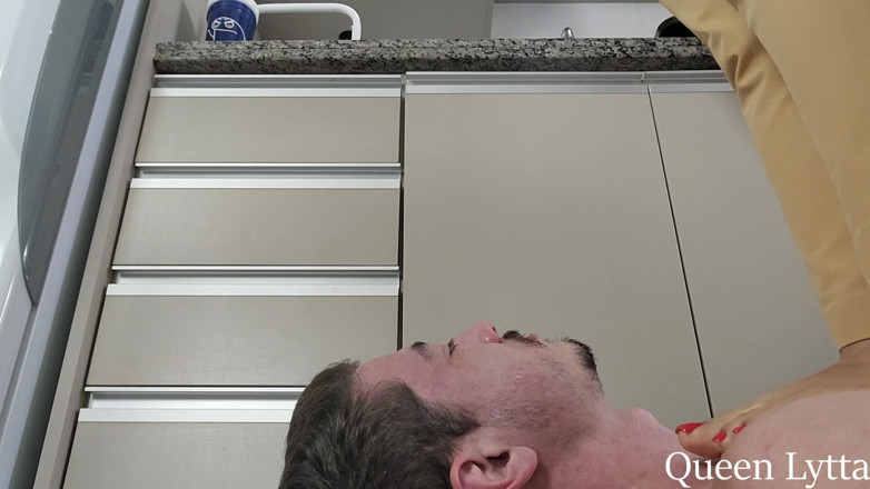Queen Lytta ballbusting and cum lick: Королева Lytta - сексуальная схватка по лицу, эпизод 4, удары и топтание, потому что он купил подарок другой девушке - пощечины - поклонение ступням -