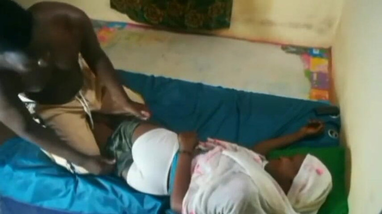 Sex tatie dessi: Başında pemeli olan İslami kız bir imam tarafından sikiliyor