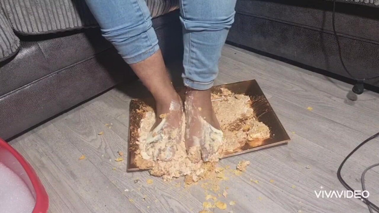Simp to my ebony feet: pies comida aplastada