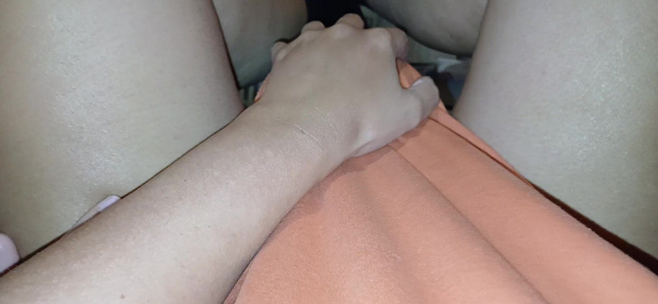 Lesbian-candys: Šukám sousedku do pusy pod tričkem