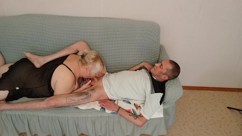 Zona901: sousedka kouří hrdlo hlubokým kouřením a polyká sperma