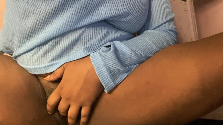 Angoori: Köylü porno kızı görüntülü görüşmede seks sohbeti yaparken kendini parmaklıyor