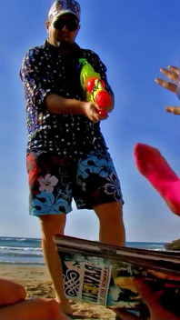 MILF blonde kurus miang Evy dikongkek pantat oleh lelaki pelik di pantai