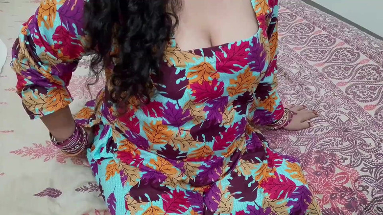 QueenbeautyQB: Mama vitregă indiană îi cere fiului vitreg să-i aplice loțiune