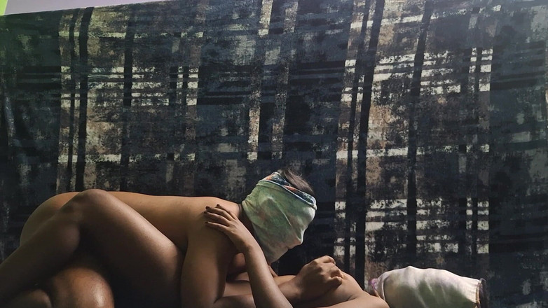 Kristy Mia: 与老公的朋友秘密性爱 3（nanban Manaivi pundai virithal）